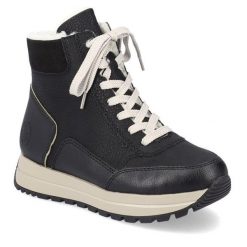 Botki Rieker. Czarne botki Rieker, bez wzorów, bez obcasa, na płaskiej podeszwie, bez zapięcia. Za 265.99 zł.