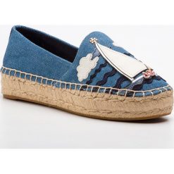 Espadryle TORY BURCH - Seaside Espadrille 54974 Denim Chambray/Multi Multi 415. Niebieskie espadryle Tory Burch, bez wzorów, z denimu, bez obcasa, na płaskiej podeszwie, bez zapięcia. W wyprzedaży za 679.00 zł.