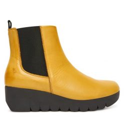 Botki Fly London. Żółte botki Fly London, bez wzorów, bez obcasa, na koturnie, bez zapięcia. Za 459.99 zł.