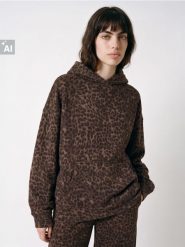 Dresowa bluza hoodie z kieszenią w panterkę - wielobarwny. Bluzy Sinsay, l, bez wzorów, z dresówki, bez kaptura. Za 59.99 zł.