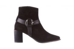 Botki Bayla-195 20K-7202-1 Black Suede 195013, Czarny, Skóra naturalna - 40. Czarne botki Bayla, bez wzorów, z nubiku, bez obcasa, bez zapięcia. W wyprzedaży za 224.10 zł.