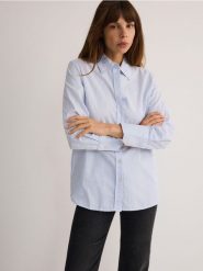 Bawełniana koszula - jasnoniebieski. Niebieskie koszule Reserved, l, bez wzorów, z bawełny, bez kołnierzyka, bez ramiączek. W wyprzedaży za 59.99 zł.