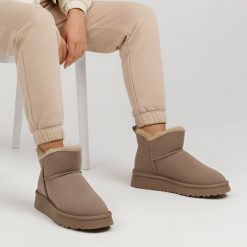 Śniegowce damskie Vinceza, zamszowe z okrągłym noskiem i ocieplane futerkiem, beżowe, 97961-BE. Brązowe botki VINCEZA, na zimę, bez wzorów, z dzianiny, z okrągłym noskiem, bez obcasa, bez zapięcia. Za 135.99 zł.