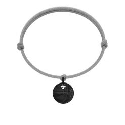 Bransoletka z czarną piłką do koszykówki na grubym jasnoszarym sznurku. Czarne bransoletki Lilou, ze stali. Za 129.00 zł.