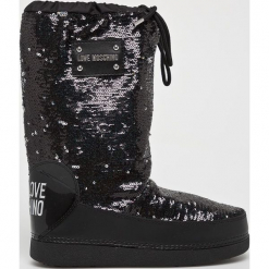 Love Moschino - Śniegowce. Czarne botki Love Moschino, bez wzorów, z materiału, bez obcasa, na obcasie, bez zapięcia. W wyprzedaży za 569.90 zł.