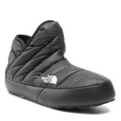 Kapcie The North Face. Czarne obuwie domowe The North Face, bez wzorów, bez zapięcia. Za 349.99 zł.