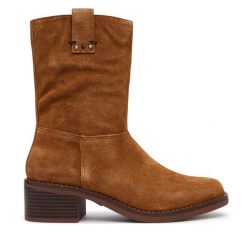 Botki Clarks. Brązowe botki Clarks, bez wzorów, bez obcasa, na słupku, bez zapięcia. Za 479.99 zł.