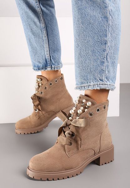 Ciemnobeżowe Botki z Ozdobnymi Sznurówkami Perłami i Cyrkoniami Jovilda. Brązowe botki Renee, z aplikacjami, z jeansu, bez obcasa, na obcasie, bez zapięcia. Za 129.99 zł.