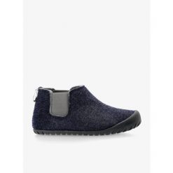 Kapcie Gumbies Brumby Boots. Niebieskie obuwie domowe Gumbies, bez wzorów, bez zapięcia. Za 151.99 zł.