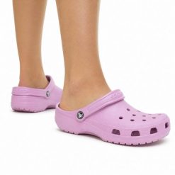 Klapki chodaki damskie sportowe Crocs CLASSIC. Czerwone klapki Crocs, bez wzorów, z materiału, bez obcasa. Za 159.00 zł.