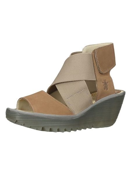 Fly London Skórzane sandały w kolorze jasnobrązowo-beżowym na koturnie rozmiar: 40. Brązowe sandały Fly London, bez wzorów, z otwartym noskiem, bez obcasa, na koturnie, bez zapięcia. Za 222.94 zł.