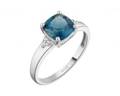 Pierścionek z białego złota z diamentami i topazem London Blue - próba 375. Białe pierścionki Apart, z diamentem, złote. Za 1,890.00 zł.