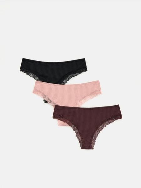 Majtki stringi z koronką 3 pack - brudny róż. Czerwone stringi Reserved, bez wzorów, z dzianiny. Za 59.99 zł.