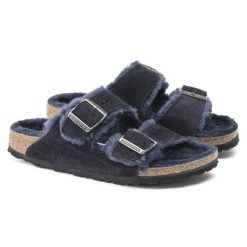 Klapki Birkenstock Arizona VL regular granatowe (1020592). Niebieskie klapki Birkenstock, bez wzorów, z materiału, bez obcasa. Za 479.00 zł.