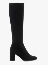 Czarne kozaki z elastyczną szeroką cholewką. Czarne kozaki Ryłko, z nubiku, z okrągłym noskiem, bez obcasa, na obcasie, bez zapięcia. Za 499.99 zł.