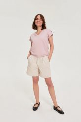 Gładkie szorty beżowe. Brązowe szorty MOODO, bez wzorów, z bawełny. Za 119.99 zł.