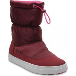 Crocs śniegowce LodgePoint Shiny PullOn W Garnet/Candy Pink 37,5. Różowe trapery i śniegowce Crocs, z gumy. W wyprzedaży za 229.00 zł.