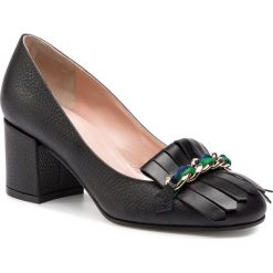 Półbuty POLLINI - SA10216C07TE100A Nero. Czarne czółenka Pollini, z aplikacjami, z materiału, bez obcasa, na obcasie, bez zapięcia. W wyprzedaży za 749.00 zł.