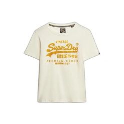 T-shirt z fantazyjnym logo dla kobiet Superdry Vintage. Białe t-shirty Superdry, bez wzorów, bez kołnierzyka, bez ramiączek. Za 150.95 zł.