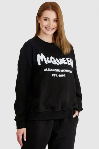 ALEXANDER MCQUEEN Czarna bluza damska z logo, Rozmiar 38. Czarne bluzy Alexander McQueen, s, bez wzorów, prążkowane, bez kaptura. W wyprzedaży za 960.99 zł.