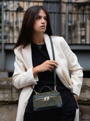 Maison héritage PARIS Skórzana torebka "Simos Suede" w kolorze zielonym - 21 x 13 x 9 cm rozmiar: onesize. Zielone torby na ramię Maison héritage PARIS, bez wzorów, z materiału, na ramię, bez dodatków. Za 362.85 zł.