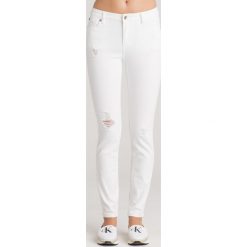 JEANSY SKINNY FIT Armani Exchange. Białe jeansy Armani Exchange, z aplikacjami. Za 305.40 zł.