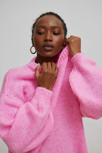 Sweter oversize z bufiastym rękawem NEON PINK - RIVERO. Różowe golfy Marsala, bez wzorów, z wełny, bez ramiączek. Za 249.90 zł.