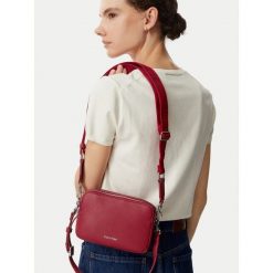Torebka Calvin Klein. Czerwone listonoszki Calvin Klein, bez wzorów, bez dodatków. Za 319.99 zł.