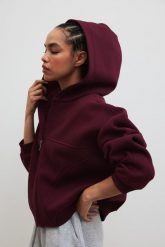 Bluza z kapturem zapinana na zamek w kolorze BURGUNDY - DESEO. Czerwone bluzy Marsala, m, bez wzorów, z bawełny, z kapturem. Za 349.90 zł.