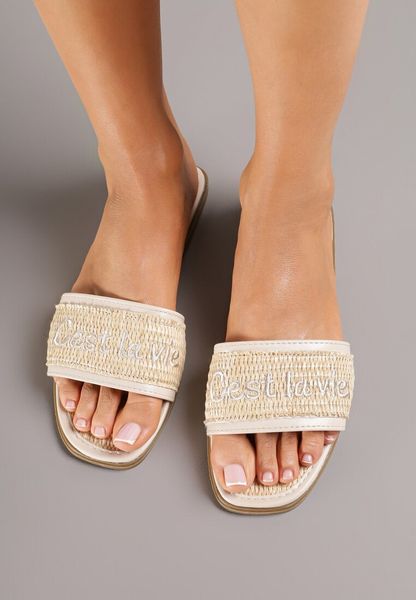 Beżowe Plecione Klapki z Napisami Melasesa. Brązowe klapki Born2be, bez wzorów, z jeansu, bez obcasa, na płaskiej podeszwie. Za 49.99 zł.