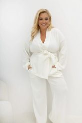 Kardigan z dzianiny prążkowej Stay Close z paskiem i regulowanymi rękawami w kolorze ecru Plus Size Oversize. Białe kardigany Moda Size Plus Iwanek, l, bez wzorów, z denimu. Za 199.90 zł.