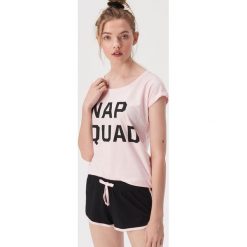 Dwuczęściowa piżama z napisem Nap squad - Różowy. Czerwone piżamy Sinsay, bez wzorów, bez ramiączek. Za 39.99 zł.