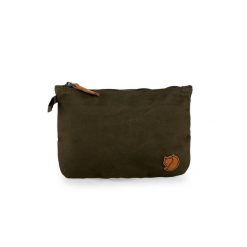 Kosmetyczka Fjallraven Gear Pocket - dark olive. Zielone kufry i kosmetyczki Fjällräven, bez wzorów, bez dodatków. Za 106.99 zł.
