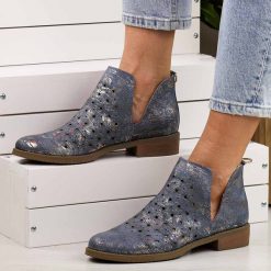 Niebieskie jeans wiosenne ażurowe botki damskie M.Daszyński Sa62-102. Niebieskie botki M.Daszyński, na jesień, z aplikacjami, z jeansu, z okrągłym noskiem, bez obcasa, na obcasie, bez zapięcia. Za 199.00 zł.