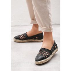 Czarne Espadryle Step Dance. Czarne espadryle Born2be, w ażurowe wzory, z materiału, bez obcasa, na płaskiej podeszwie, bez zapięcia. Za 69.99 zł.