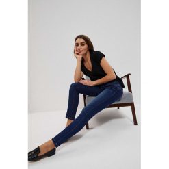 Jeansy push up ze średnim stanem granatowe. Niebieskie jeansy MOODO, xs, bez wzorów. W wyprzedaży za 41.99 zł.