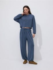 Krótka bluza z wiskozą - granatowy. Niebieskie bluzy sportowe Reserved, l, bez wzorów, z dzianiny, bez kaptura. Za 89.99 zł.