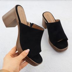 Klapki damskie zamszowe na słupku czarne Potocki 54309. Czarne klapki POTOCKI, bez wzorów, z zamszu, bez obcasa, na słupku. Za 199.99 zł.