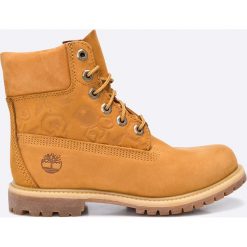 Timberland - Botki Premium Boot - W. Żółte botki Timberland, bez wzorów, z gumy, z okrągłym noskiem, bez obcasa, na obcasie, bez zapięcia. W wyprzedaży za 499.90 zł.