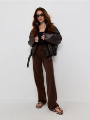 Jeansy straight wide leg z wysokim stanem - brązowy. Brązowe jeansy Sinsay, bez wzorów, z podwyższonym stanem. Za 59.99 zł.