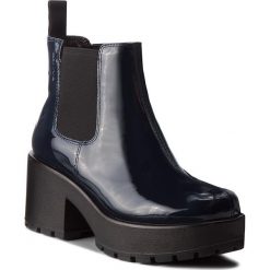 Botki VAGABOND - Dioon 4247-260-64 Dk Blue. Niebieskie botki Vagabond, bez wzorów, z lakierowanej skóry, bez obcasa, bez zapięcia. W wyprzedaży za 339.00 zł.