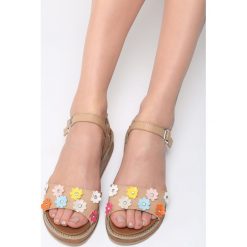 Beżowe Sandały Fetch Flower. Brązowe sandały Born2be, z aplikacjami, bez obcasa, na obcasie, bez zapięcia. Za 39.99 zł.