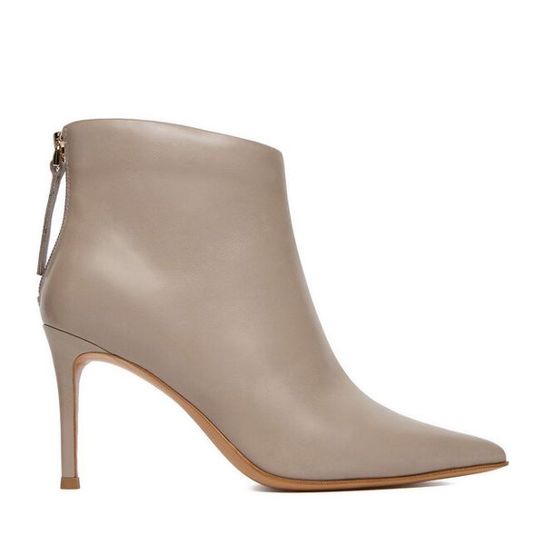 Botki Eva Minge. Czarne botki Eva Minge, bez wzorów, bez obcasa, na szpilce, bez zapięcia. Za 449.99 zł.