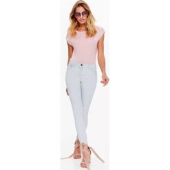 SPODNIE TYPU BASIC. Szare spodnie materiałowe TOP SECRET, na co dzień, bez wzorów, z jeansu. W wyprzedaży za 39.99 zł.