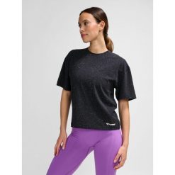 Koszulka damska Hummel MT Ultra Boxy. Czarne bluzki Hummel, bez wzorów, z dżerseju, klasyczne, bez kołnierzyka, bez ramiączek. Za 148.00 zł.