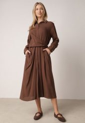 Brązowa Wiskozowa Sukienka Koszulowa z Marszczeniem i Guzikiem w Talii Lennatha. Brązowe sukienki Born2be, na co dzień, l, bez wzorów, z materiału, eleganckie, bez kołnierzyka, bez ramiączek, koszulowe. Za 149.99 zł.