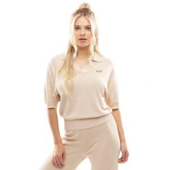 Damska koszulka polo z dzianiny Siroko IBZ Versa Sand. Brązowe bluzki SIROKO, bez wzorów, z dzianiny, biznesowe, bez kołnierzyka, bez ramiączek. Za 126.00 zł.