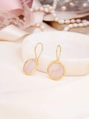 Pierres de Jade Pozłacane kolczyki z perłami i kwarcem różowym rozmiar: onesize. Różowe kolczyki Pierres de Jade, z kwarcem, pozłacane, z zapięciem typu bigiel. Za 39.99 zł.