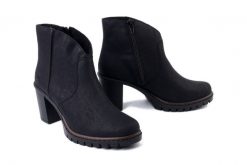 RIEKER Y2553-00 black, botki damskie. Czarne botki Rieker, bez wzorów, bez obcasa, na obcasie, bez zapięcia. Za 329.90 zł.