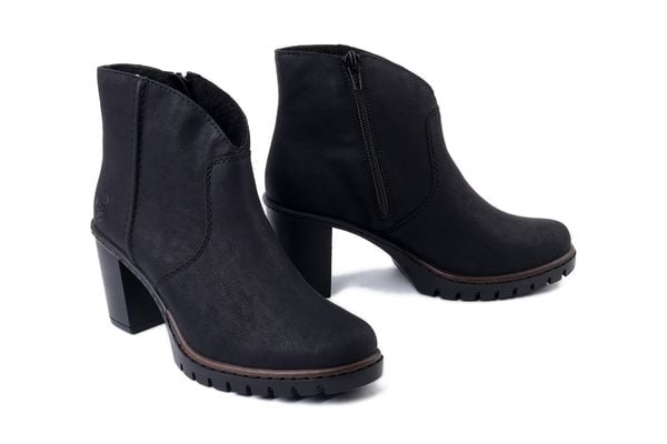 RIEKER Y2553-00 black, botki damskie. Czarne botki Rieker, bez wzorów, bez obcasa, na obcasie, bez zapięcia. Za 329.90 zł.
